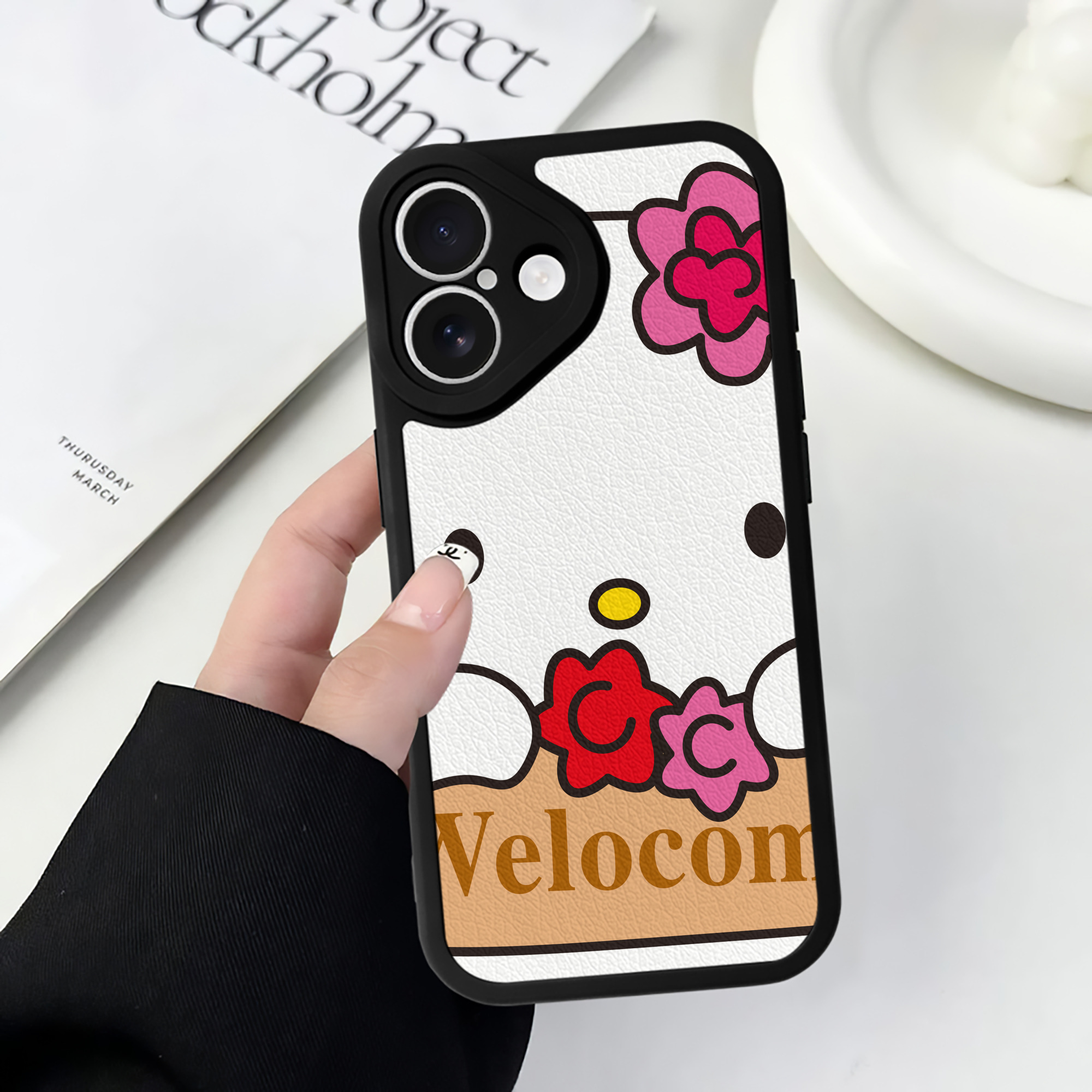（画像用） Hello Kitty ハローキティ 【iPhone 16シリーズ対応】シリコンスマホケース（レザー調） 材質：シリコン